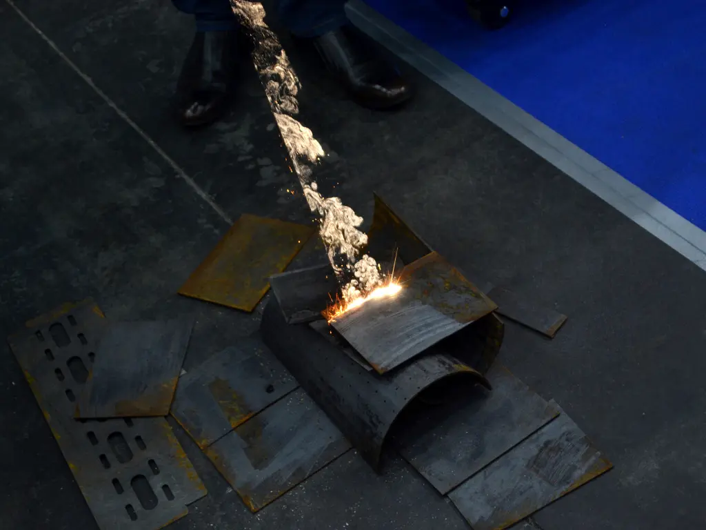 Laserpuhdistus metalliin.